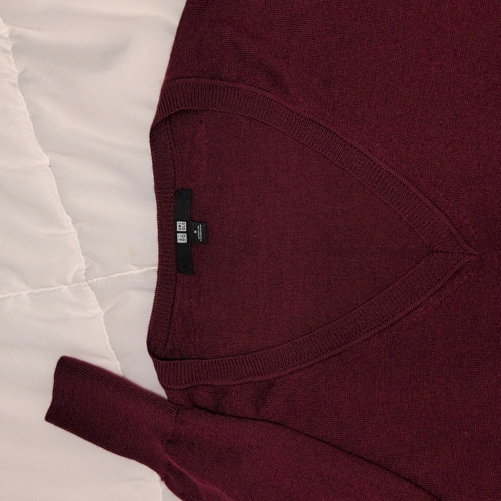 Uniqlo 100% Wool V Neck Maroon Sweater
